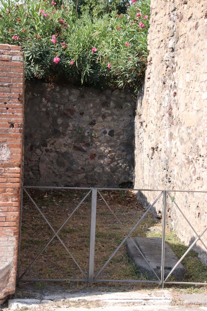 VI.17.30 Pompeii. September 2021.
Looking towards west wall, north-west corner and north wall. Photo courtesy of Klaus Heese.