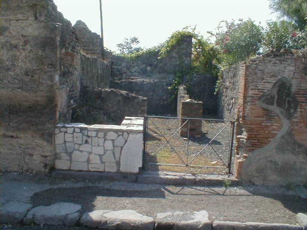 VI.17.31 Pompeii. Dwelling with shop. September 2004. Entrance.