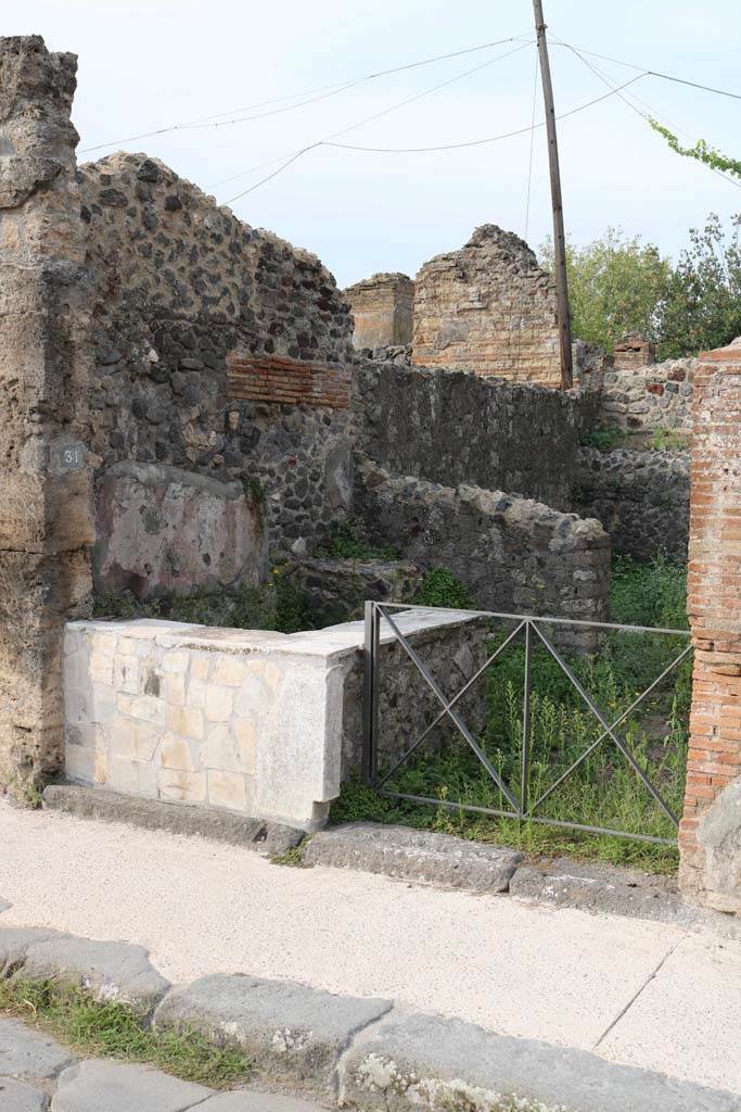 VI.17.31 Pompeii. December 2018.
Entrance doorway and south wall. Photo courtesy of Aude Durand.