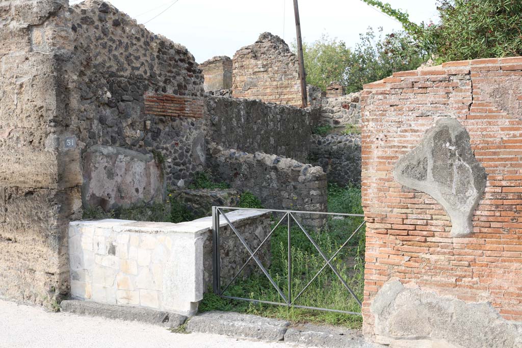 VI.17.31 Pompeii. December 2018.
Looking towards south wall with stone staircase in south-west corner of shop, in centre. Photo courtesy of Aude Durand.