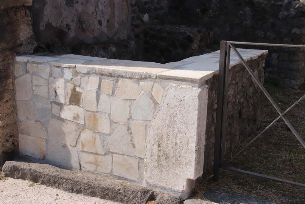 VI.17.31 Pompeii. September 2021.
Looking south-west to sales podium/counter bench faced with marble slabs. Photo courtesy of Klaus Heese.