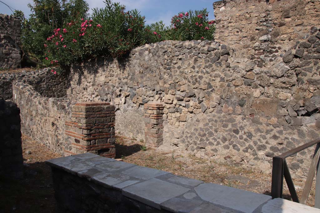 VI.17.31 Pompeii. September 2021.
Looking across shop-room towards rear room on north-west side. Photo courtesy of Klaus Heese.