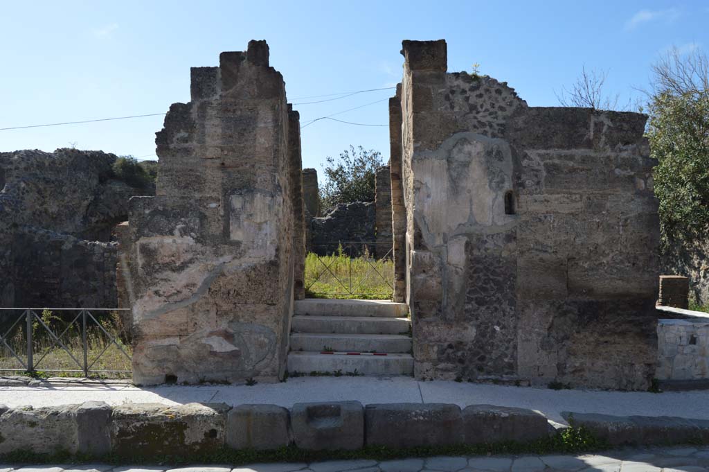 VI.17.32 Pompeii. March 2019. Entrance doorway on west side of Via Consolare.
Foto Taylor Lauritsen, ERC Grant 681269 D�COR.

