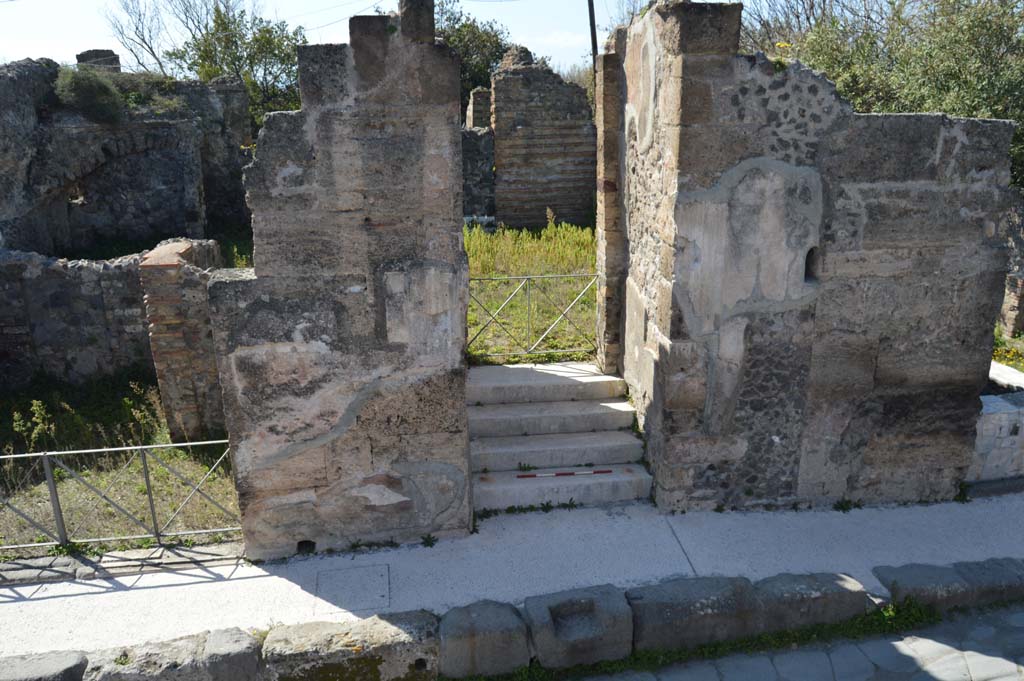 VI.17.32 Pompeii. March 2019. Looking towards entrance doorway on west side of Via Consolare.
Foto Taylor Lauritsen, ERC Grant 681269 D�COR.
