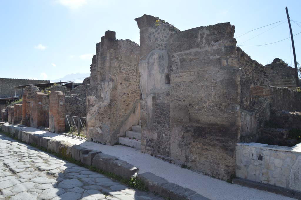 VI.17.32 Pompeii. March 2019. Looking south along west side of Via Consolare, towards entrance doorway, in centre.
Foto Taylor Lauritsen, ERC Grant 681269 D�COR.

