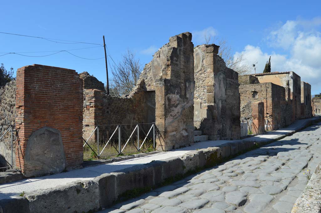VI.17.32 Pompeii. March 2019. Looking north along west side of Via Consolare, towards entrance doorway with steps, in centre.
Foto Taylor Lauritsen, ERC Grant 681269 D�COR.

