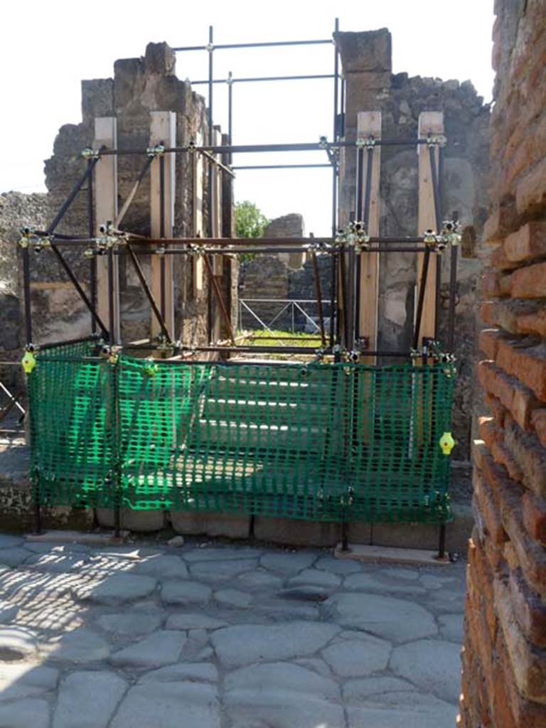 VI.17.32 Pompeii. May 2011. Entrance doorway. Photo courtesy of Michael Binns.
According to Fiorelli � �VI.17.32-38. L�ingresso principale del caseggiato anzidetto e dal no.36, essendo un adito minore quello che porta il no.32. In entrambi sonovi scale per accedere ad un piano piu elevato dal livello della strada, ove trovansi situati due atrii, ambo uscenti nel peristilio di uno spazioso giardino, circondata da piu stanze. Vi stavano due gradinate, piu cubicoli, un triclinio con apotheca a fianco, e nel mezzo del giardino una vasca con scalini per scendervi dentro.� Altre botteghe, ed una gradinata per cenacoli independenti, furono pure scoperte, che ora trovansi nuovamente sottera.
See Fiorelli, G. (1875). Descrizione di Pompei, (p.434)
See Pappalardo, U., 2001. La Descrizione di Pompei per Giuseppe Fiorelli (1875). Napoli: Massa Editore. (p.159).
(translation - �The main entrance to the aforesaid house was by entrance no. 36, having a secondary doorway entrance that carried the no. 32. In both there were stairs to access a higher level from the street, where two atriums are located, both opening into the peristyle of a spacious garden, surrounded by many rooms. There were two flights of steps, more cubicula, a triclinium with small room/apotheca alongside, and in the middle of the garden a basin/pool with steps to go down inside. (VI.17.37 and 28. �Other shops, and steps to an independent living area, were also discovered, which now again have been reburied under the earth.� (These have since been re-excavated)

