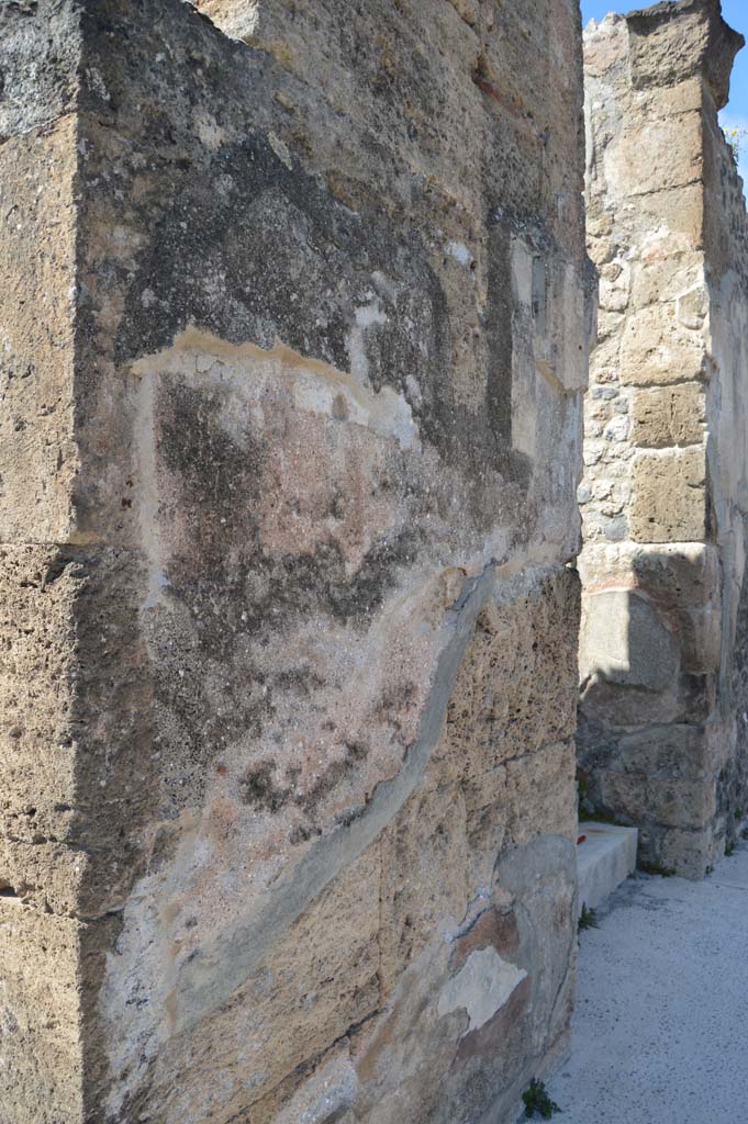 VI.17.32 Pompeii. March 2019. Looking north towards south side of entrance doorway.
Foto Taylor Lauritsen, ERC Grant 681269 D�COR.

