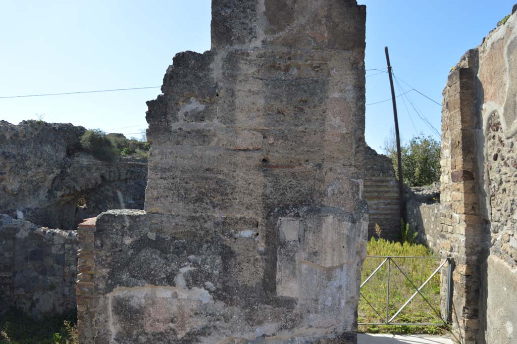 VI.17.32 Pompeii. March 2019. Looking west towards south side of entrance doorway.
Foto Taylor Lauritsen, ERC Grant 681269 D�COR.

