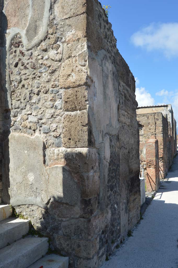 VI.17.32 Pompeii. March 2019. 
Looking towards front fa�ade on north side of entrance doorway.
Foto Taylor Lauritsen, ERC Grant 681269 D�COR.
