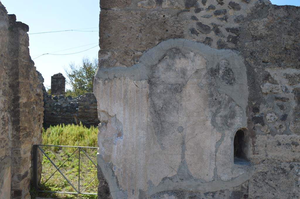 VI.17.32 Pompeii. March 2019. Detail from front wall on north side of doorway.
Foto Taylor Lauritsen, ERC Grant 681269 D�COR.

