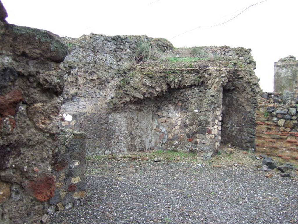 VI.17.32 Pompeii. December 2005. Looking south-west from entrance doorway across atrium.