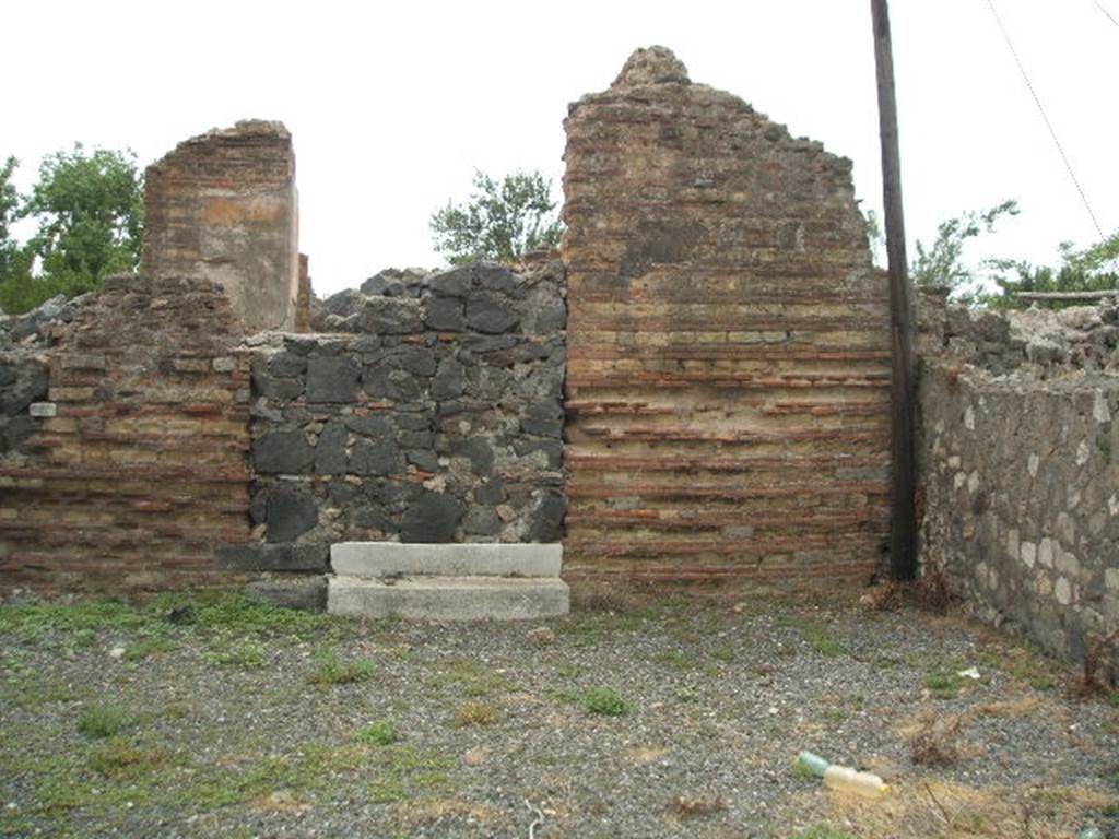 VI.17.32 Pompeii. May 2005. Doorway and steps to north-east corner of peristyle, looking west.