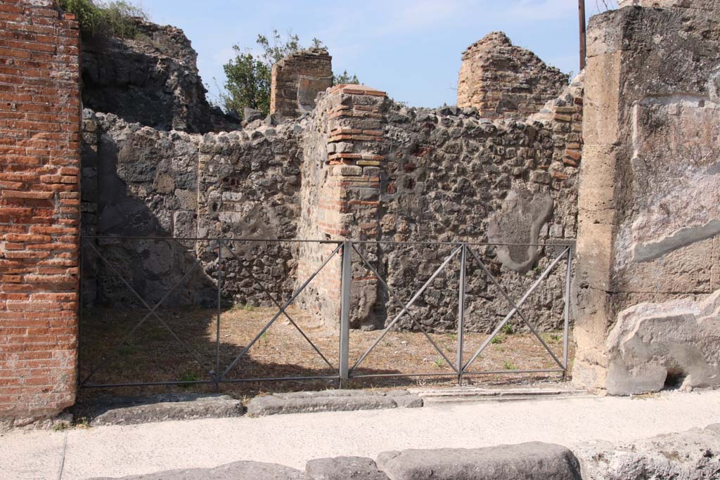 VI.17.33 Pompeii. September 2005. Looking west to entrance doorway. Photo courtesy of Klaus Heese.