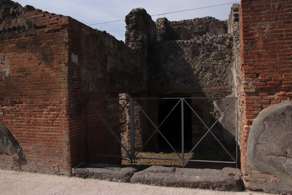 VI.17.34 Pompeii. September 2021. Looking west to entrance, with 3 steps down on left. Photo courtesy of Klaus Heese.