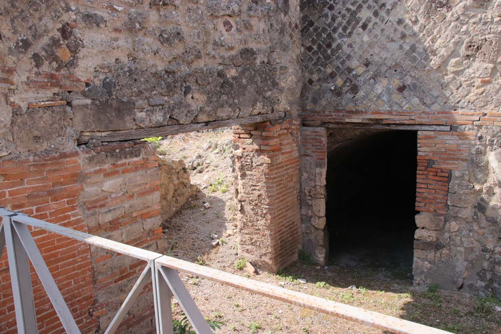 VI.17.34 Pompeii. September 2021.
South wall, on left, with doorway to narrow area behind. Doorway to an underground room, on right. Photo courtesy of Klaus Heese.