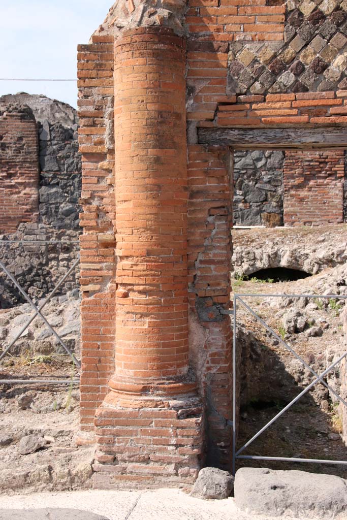 VI.17.35 Pompeii, on right. September 2021.
Brick pillar between VI.17.36, on left, and VI.17.35. Photo courtesy of Klaus Heese.