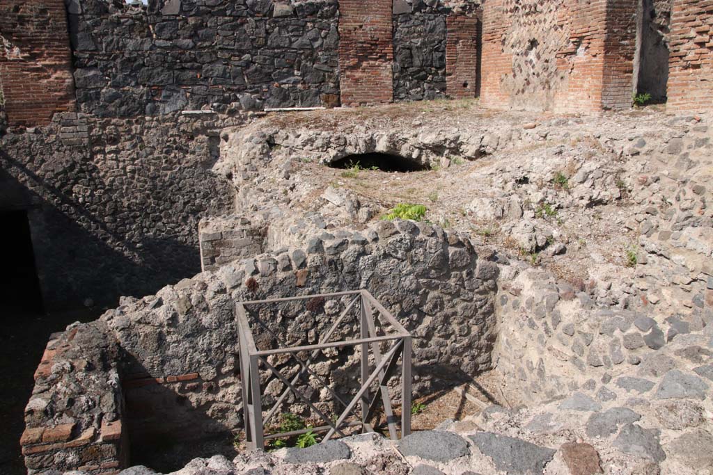 VI.17.36 Pompeii. September 2021. Looking north-west across rooms on lower level. Photo courtesy of Klaus Heese.