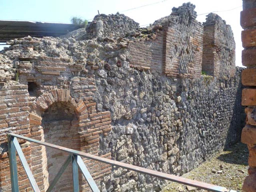 VI.17.37 Pompeii. May 2011. South wall, both upper and lower levels. Photo courtesy of Michael Binns.