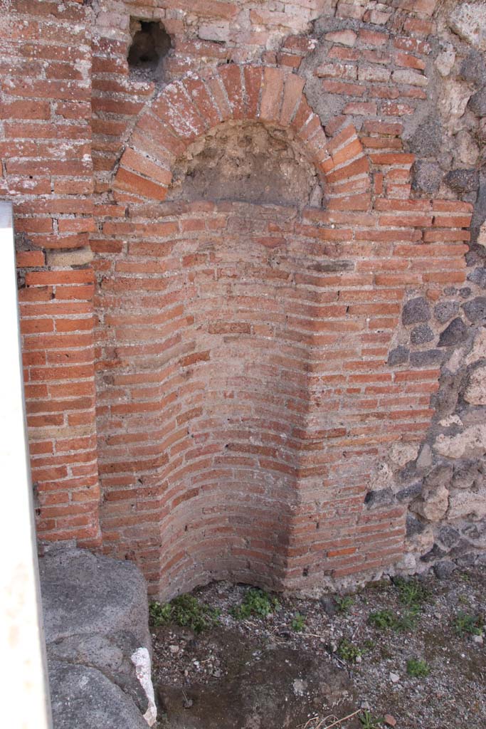 VI.17.37 Pompeii. September 2021.
Niche/recess on east side of south wall near entrance doorway. Photo courtesy of Klaus Heese.