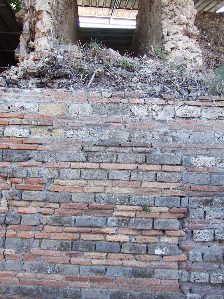 VI.17.40 or VI.17.b Pompeii. September 2005. Looking west from Vicolo del Farmacista.