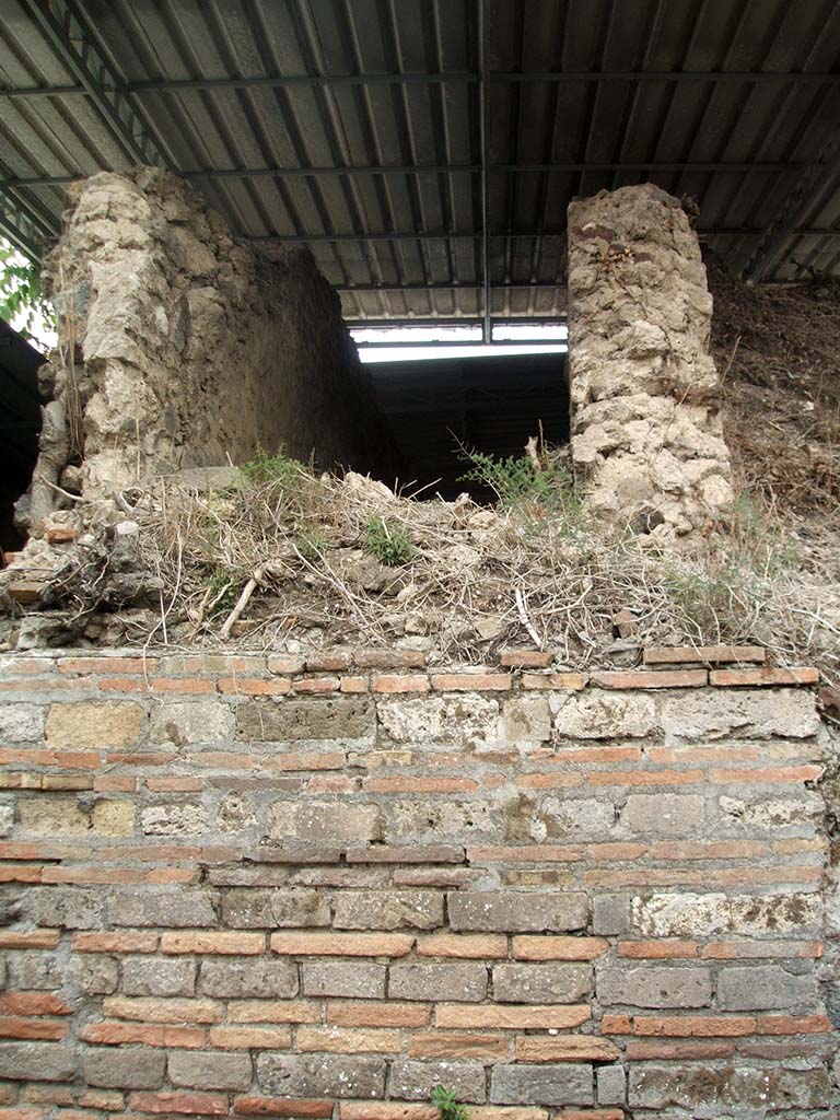 VI.17.40 Pompeii. May 2005. Looking west from Vicolo del Farmacista.