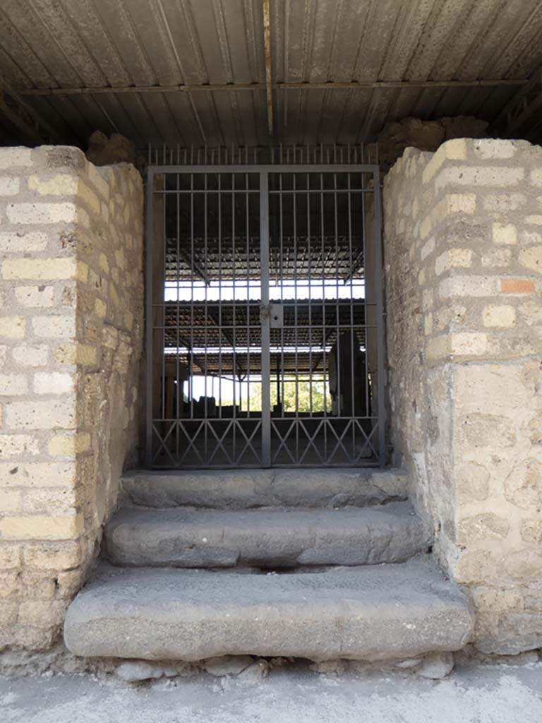 VI.17.41 Pompeii. September 2017. Entrance doorway with steps
Foto Annette Haug, ERC Grant 681269 DÉCOR.