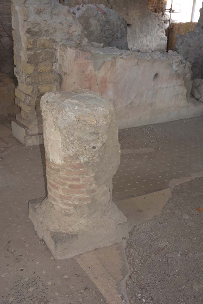 VI.17.41 Pompeii. September 2019.
Atrium, part of remaining brick column with stucco covering, from north-west corner of impluvium.
Foto Annette Haug, ERC Grant 681269 DÉCOR.