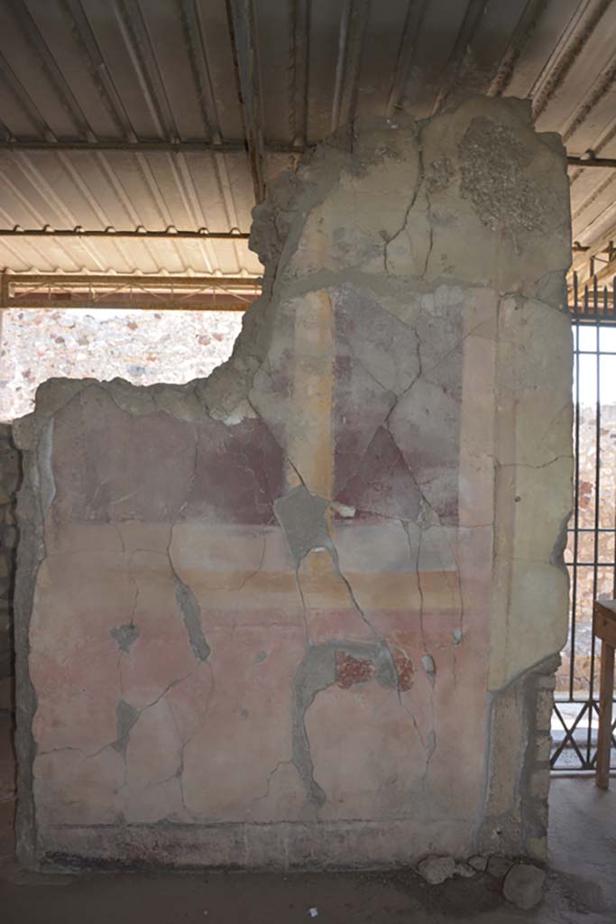 VI.17.41 Pompeii. September 2019.
Painted decoration on north side of entrance doorway, on east side of atrium.
Foto Annette Haug, ERC Grant 681269 DÉCOR.