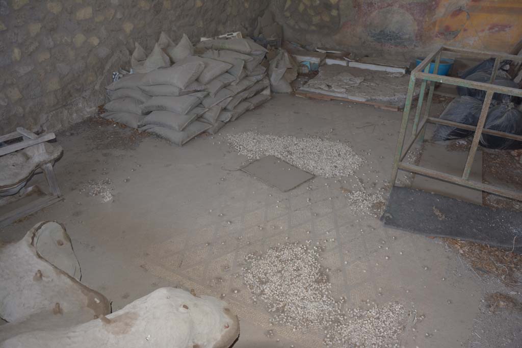 VI.17.41 Pompeii. September 2019. Looking south-west across flooring in triclinium on south side of atrium
Foto Annette Haug, ERC Grant 681269 DÉCOR.