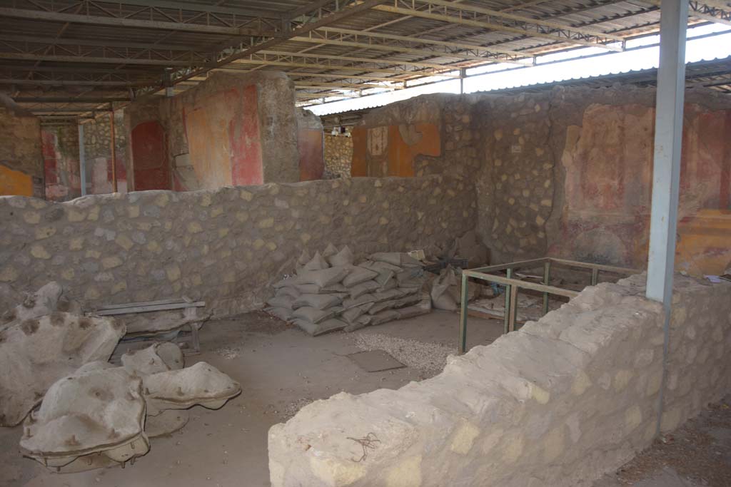 VI.17.41 Pompeii. September 2019.
Looking over dividing rear south wall into rooms in VI.17.42 from triclinium on south side of atrium.
The only remaining painted decoration surviving in the triclinium can be seen on the west wall, on right.
Foto Annette Haug, ERC Grant 681269 DÉCOR.