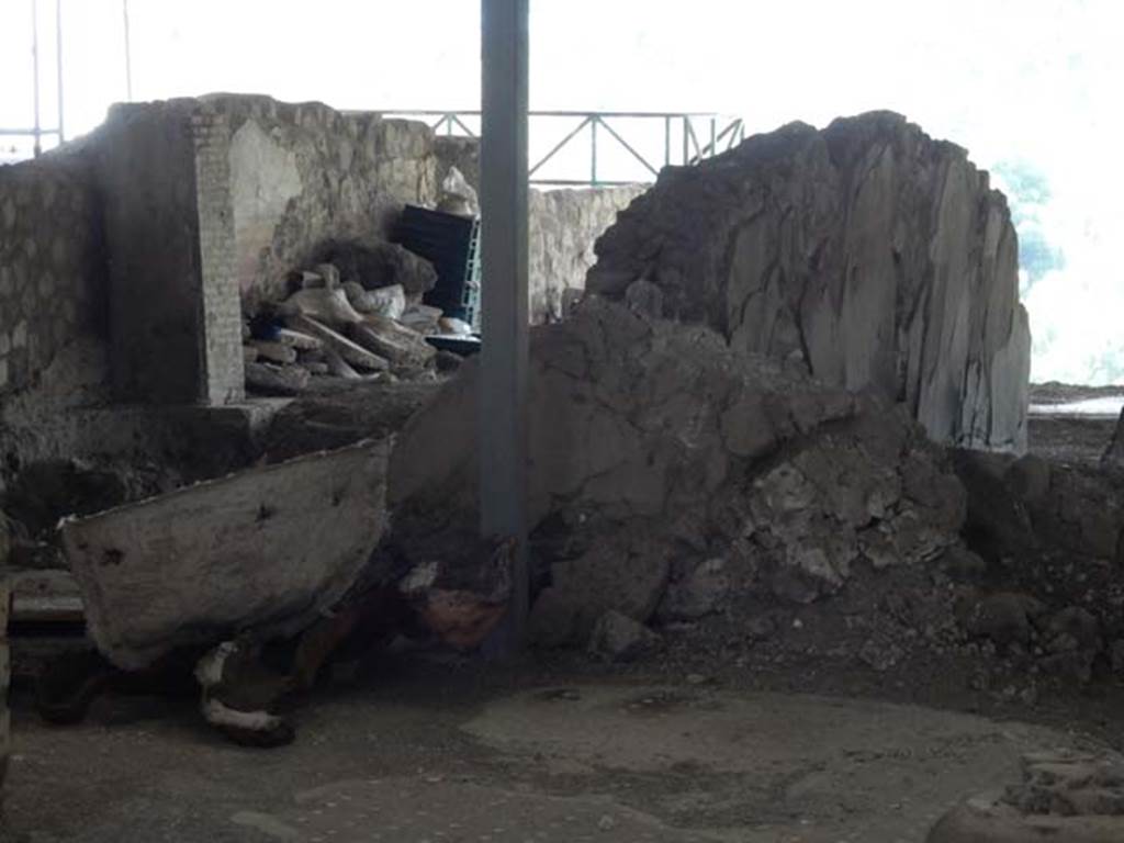 VI.17.41 Pompeii. May 2015. Looking west towards room in south-west corner.
Photo courtesy of Buzz Ferebee.