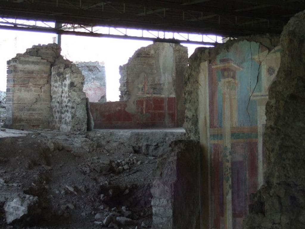 VI.17.41 Pompeii. May 2006. Looking north to higher level rooms on north side from exedra 18, possibly cubicula of VI.17.36.