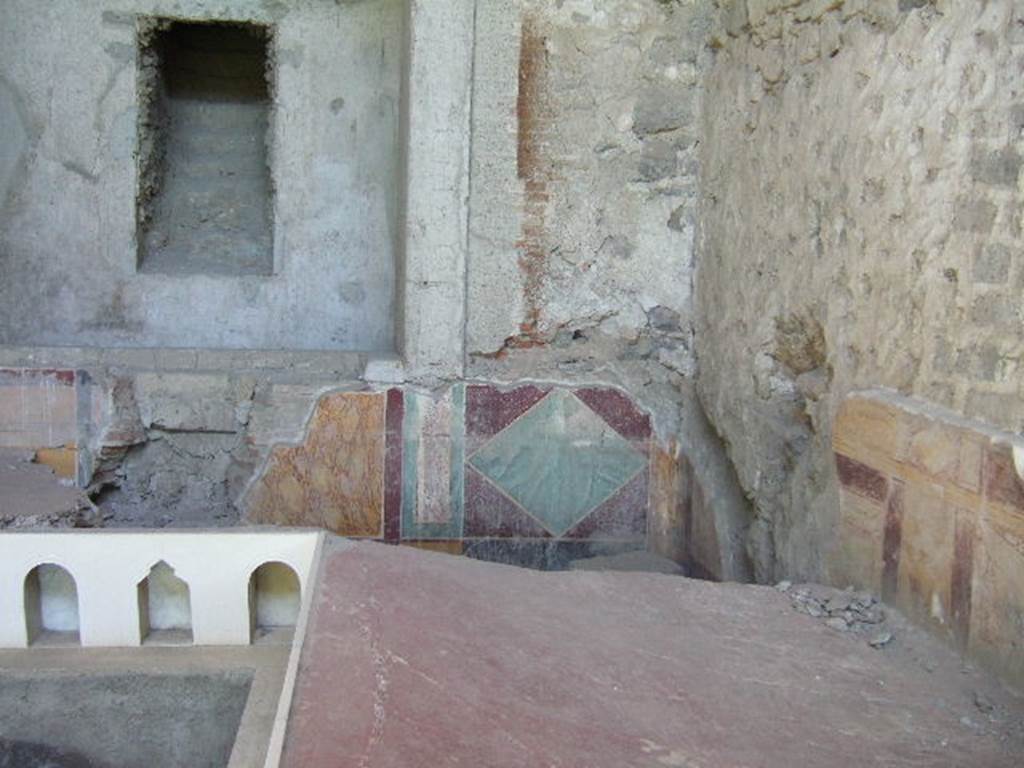 VI.17.42 Pompeii. May 2006. Summer triclinium 31, south-east corner. Painted walls around triclinium. To the right can bee seen the route of the lead pipe work that carried the water from the cistern to the fountain. See Aoyagi M. and Pappalardo U., 2006. Pompei (Regiones VI-VII) Insula Occidentalis. Napoli: Valtrend. (p. 166).