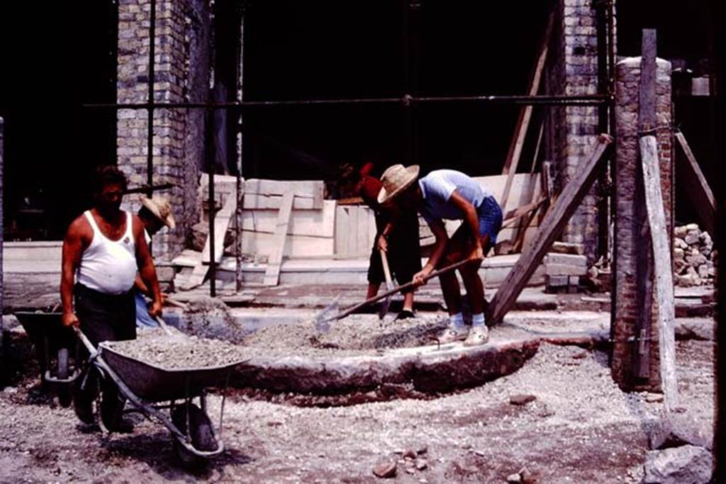 VI.17.42, Pompeii. 1983. Looking east towards the pool being uncovered from the lapilli. Photo by Sally Gladden.
Source: The Wilhelmina and Stanley A. Jashemski archive in the University of Maryland Library, Special Collections (See collection page) and made available under the Creative Commons Attribution-Non Commercial License v.4. See Licence and use details. J80f0589