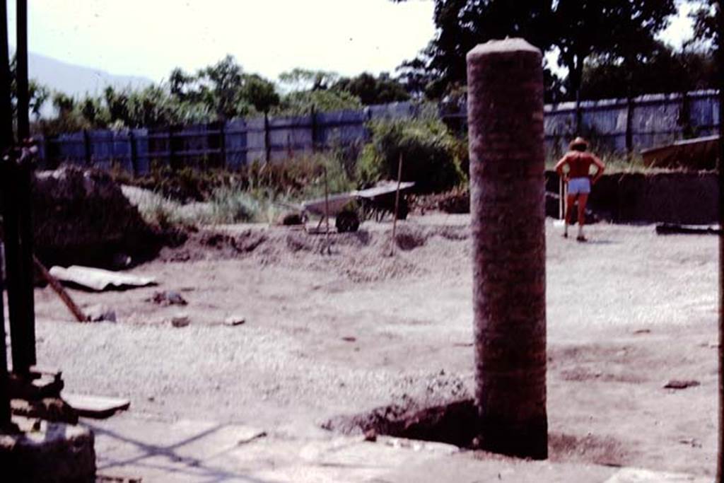 VI.17.42, Pompeii, 1983. Looking south-west towards rear of garden. Photo by Sally Gladden.
Source: The Wilhelmina and Stanley A. Jashemski archive in the University of Maryland Library, Special Collections (See collection page) and made available under the Creative Commons Attribution-Non Commercial License v.4. See Licence and use details. J80f0584