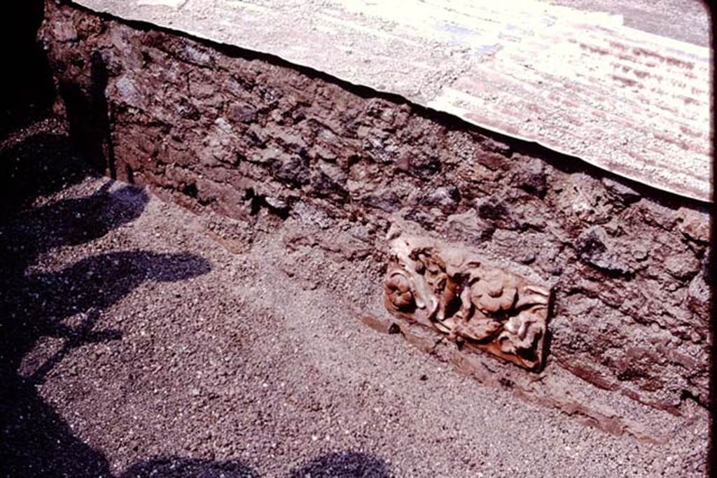 VI.17.42, Pompeii. 1983. Terracotta plaque found embedded against a wall. Photo by Sally Gladden.
Source: The Wilhelmina and Stanley A. Jashemski archive in the University of Maryland Library, Special Collections (See collection page) and made available under the Creative Commons Attribution-Non Commercial License v.4. See Licence and use details. J80f0590