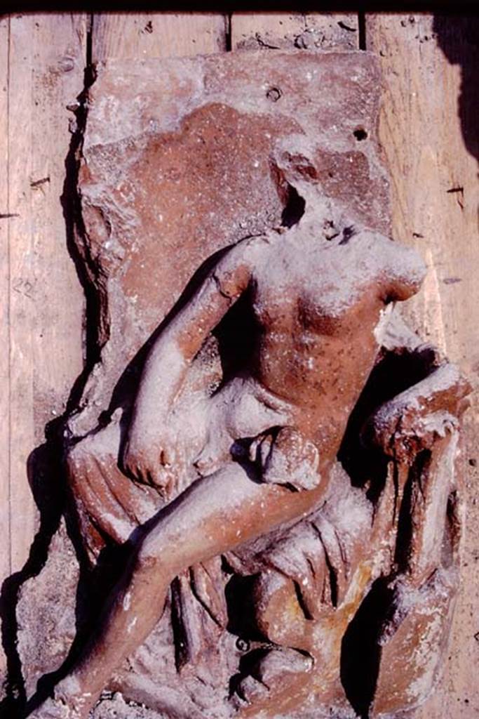 VI.17.42, Pompeii. 1983. Detail of terracotta relief on plaque. Photo by Sally Gladden.
Source: The Wilhelmina and Stanley A. Jashemski archive in the University of Maryland Library, Special Collections (See collection page) and made available under the Creative Commons Attribution-Non Commercial License v.4. See Licence and use details. J80f0593