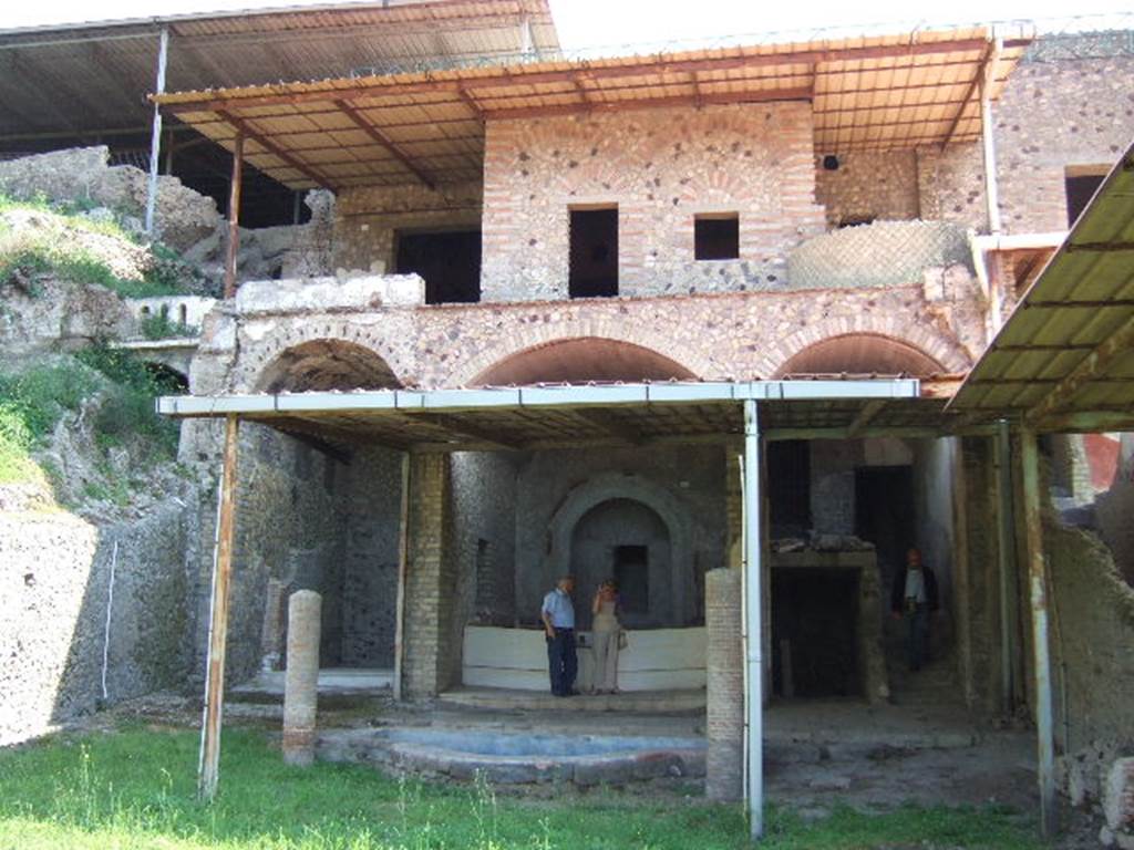 VI.17.42 Pompeii. May 2006. Garden level. Looking east towards garden rooms. Oecus 32 is on the left. Room 31 with the summer triclinium is in the centre. The stairs 30 to the upper floors are on the right. See Bragantini, de Vos, Badoni, 1986. Pitture e Pavimenti di Pompei, Parte 3. Rome: ICCD.  (Plan VI.17).