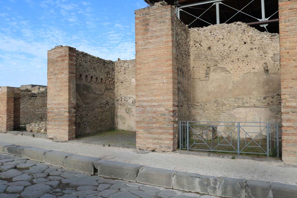 VII.1.2, Pompeii, in centre, with VII.1.1, on left, and VII.1.3, on right. December 2018.
Looking north on Via dell�Abbondanza. Photo courtesy of Aude Durand.
