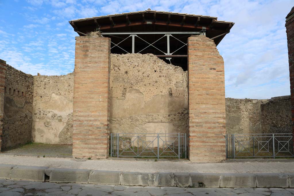 VII.1.3, Pompeii, in centre, with VII.1.2, on left, and VII.1.4, on right. December 2018.
Looking north on Via dell’Abbondanza. Photo courtesy of Aude Durand.