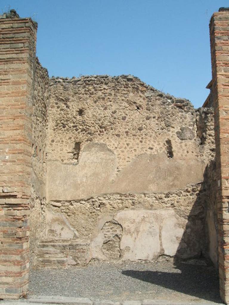 VII.1.3 Pompeii. May 2005. Entrance. In June 1855, graffiti were found on the right pilaster, see VII.1.4 Found in June 1855, on the pilaster on the left, between VII.1.2 and VII.1.3 was the following graffito

[�]m  Sabinum   [CIL IV 751]

See Pagano, M. and Prisciandaro, R., 2006. Studio sulle provenienze degli oggetti rinvenuti negli scavi borbonici del regno di Napoli.  Naples : Nicola Longobardi. (p.172) 


