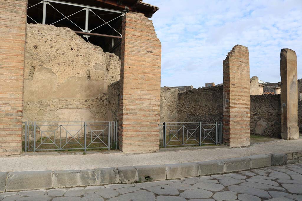 VII.1.4, Pompeii, in centre, VII.1.3, on left, and VII.1.5, on right. December 2018.
Looking north on Via dell’Abbondanza. Photo courtesy of Aude Durand.