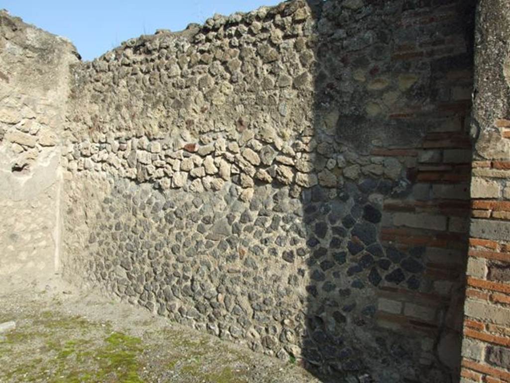 VII.1.4 Pompeii. Shop. December 2007. East wall.