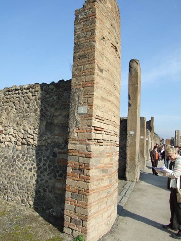 VII.1.4 Pompeii. Shop. December 2007. East side of entrance on Via dell’ Abbondanza.