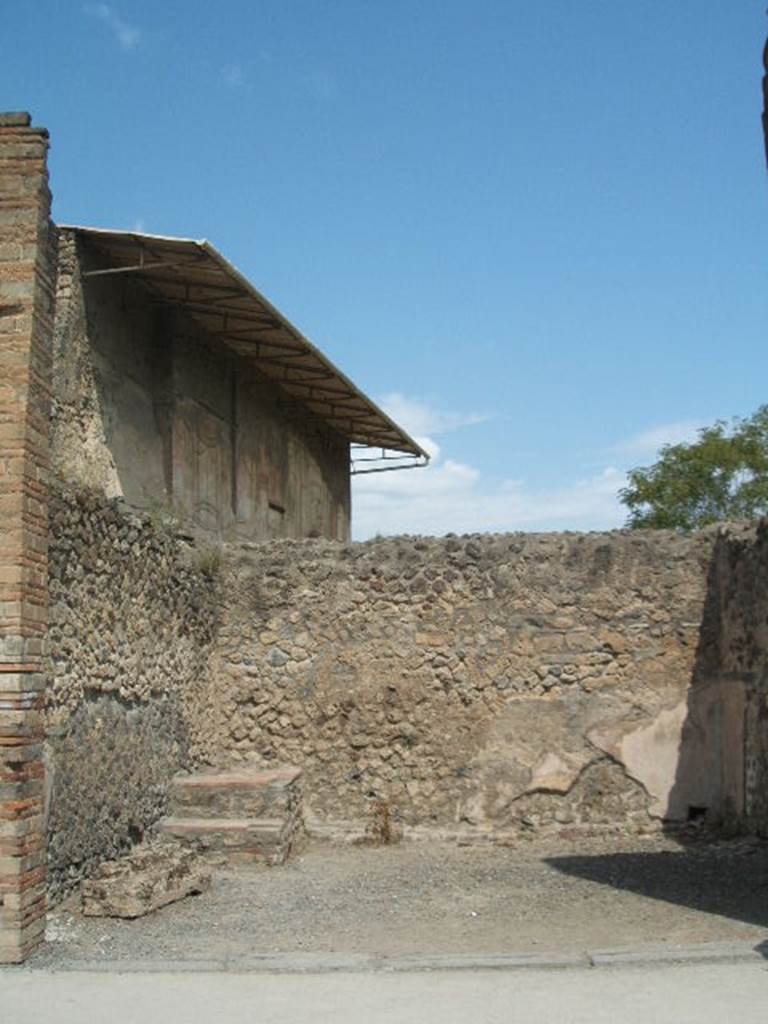 VII.1.5 Pompeii. Shop. May 2005. Entrance.