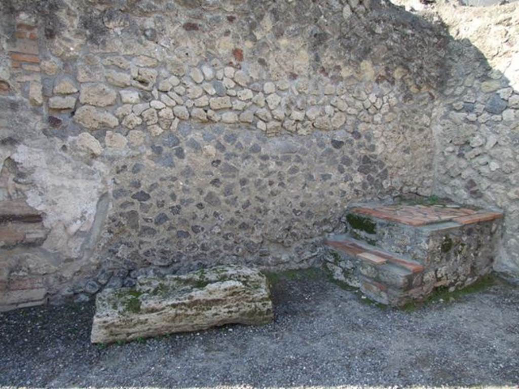 VII.1.5 Pompeii. Shop. December 2007. West wall.