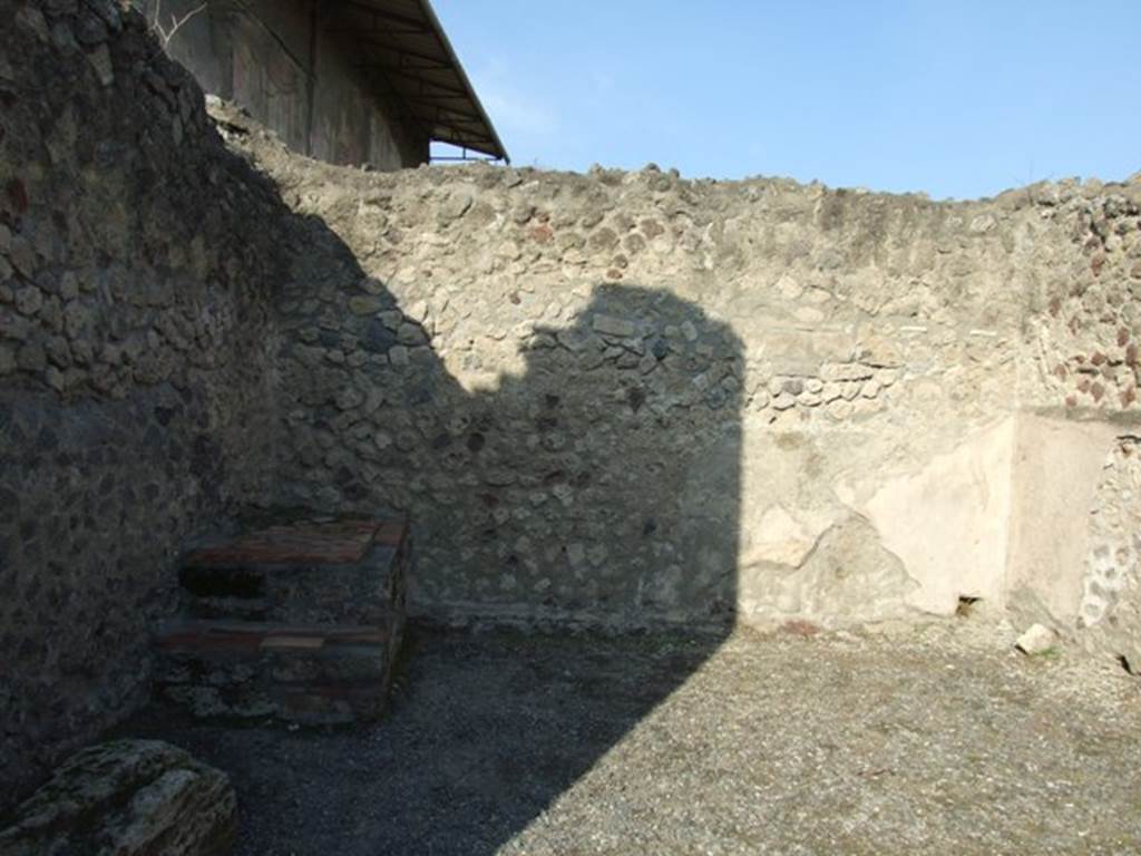 VII.1.5 Pompeii. Shop. December 2007. North wall.