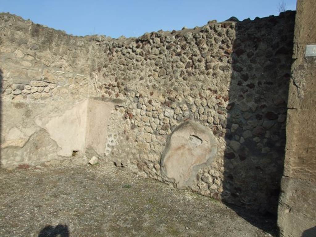 VII.1.5 Pompeii. Shop. December 2007. East wall.