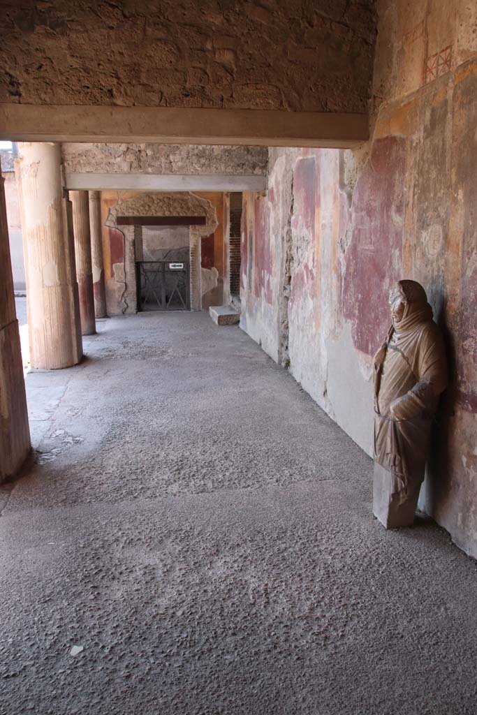 VII.1.8 Pompeii. September 2021.
North side of portico B, looking west to room Q. Photo courtesy of Klaus Heese.